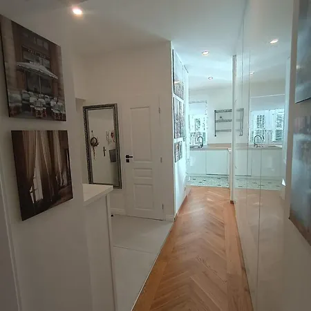 Old Town - 2 Bedrooms - Self Check-in Apartment