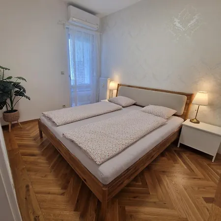 Old Town - 2 Bedrooms - Self Check-in * Bratislava